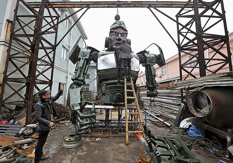 Ван Жун и Чжоу Цзефу создали 10-метровую статую исторического персонажа Гуань Гун из переработанных автомобильных запчастей 