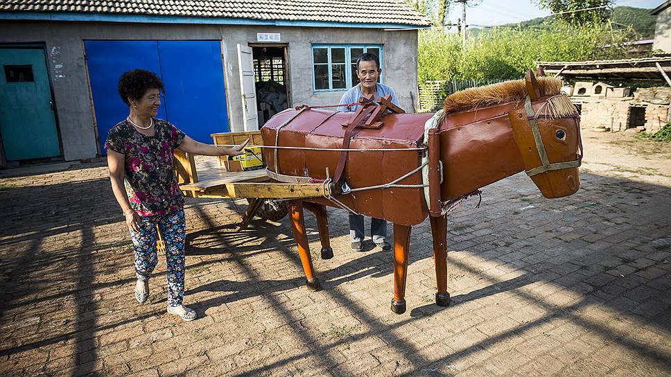Электрическая лошадь, созданная Ли Цзинян, работает от аккумулятора и может ходить на небольшие расстояния