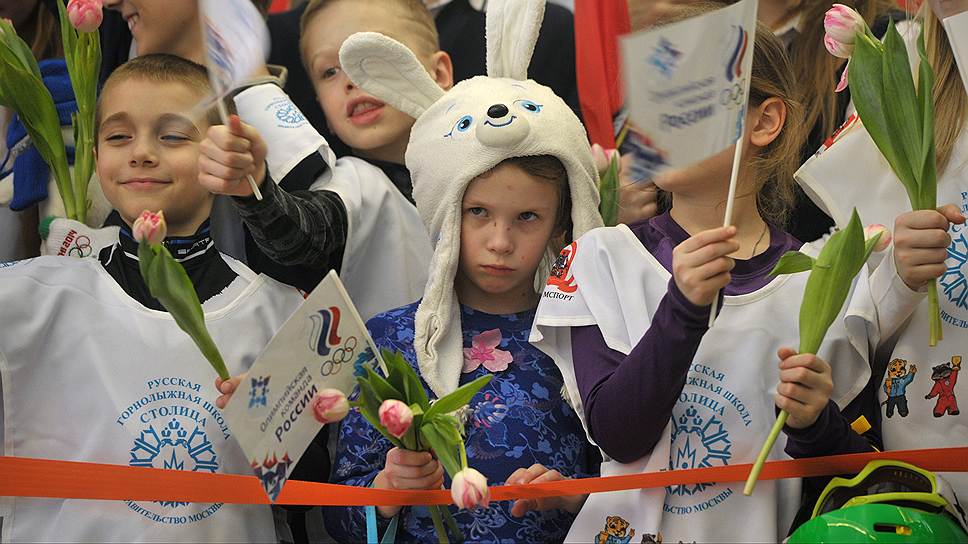 Дети во время торжественной церемонии встречи российских олимпийцев, прибывших из Сочи в московский аэропорт «Шереметьево»