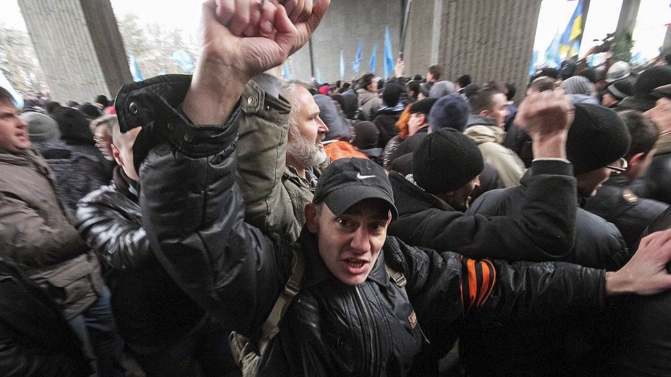 Большинство крымских татар покинули площадь перед парламентом после призыва лидера Меджлиса Рефата Чубарова. Сторонники «Русского единства» продолжали стоять, но их немного, несколько сотен
