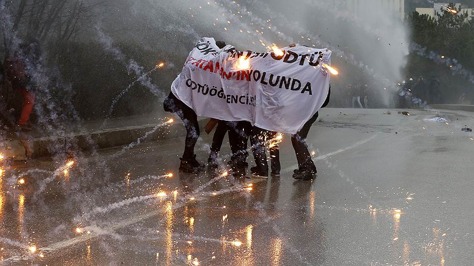 Акция протеста против открытия новой дороги в Анкаре, проходящей по территории кампуса Средневосточного технического университета