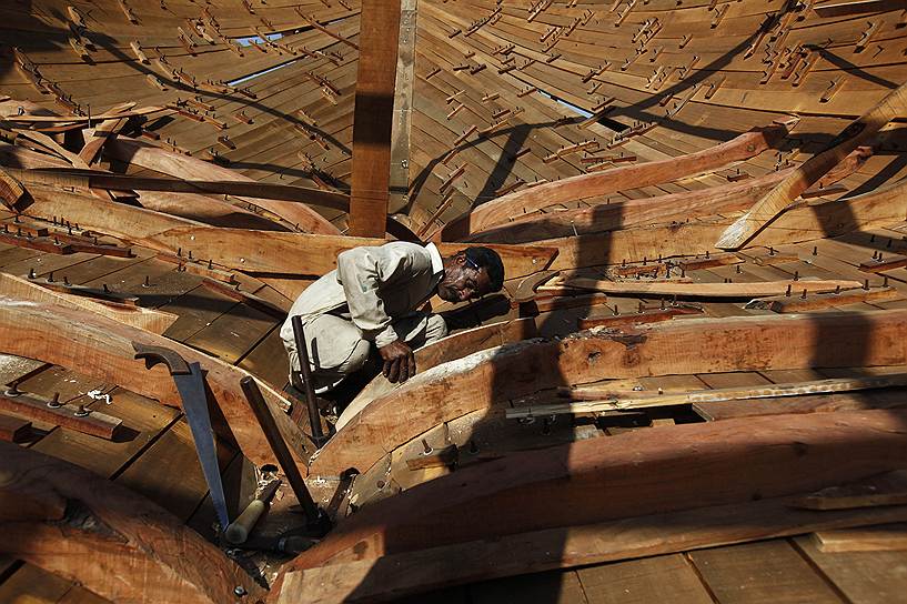 Строительство деревянного рыболовного судна в Пакистане