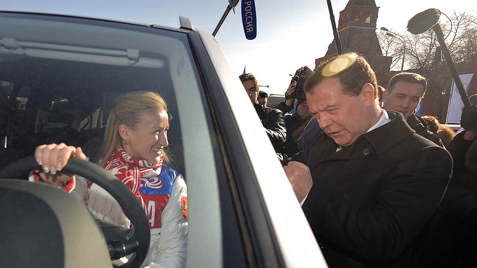 Дмитрий Медведев вручил ключи от автомобилей Mercedes победителям и призерам Олимпиады в Сочи