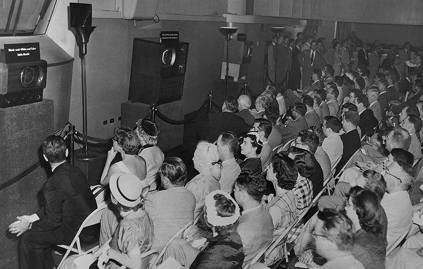 1954 год. В свободную продажу поступили первые цветные телевизоры, использующие стандарт NTSC