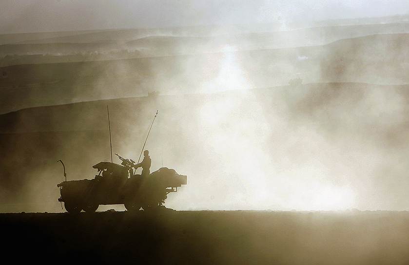 В 2001 году ВС США и Международные силы содействия и безопасности (ISAF) под руководством НАТО начали военную операцию в Афганистане. Операция «Несокрушимая свобода», целью которой было свержение режима талибов, была начата в ответ на террористический акт 11 сентября 2001 года