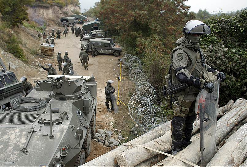 Войска НАТО присутствуют в Косово с 1999 года. Сегодня там сосредоточены примерно 10 тыс. военнослужащих. Причиной для проведения операции против Югославии стал конфликт между этническими албанцами и сербами 