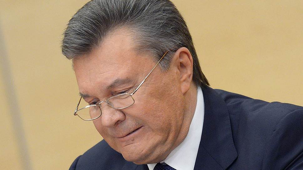 Виктор Янукович на пресс-конференции в страшном напряжении сломал свою ручку — а казалось, мог сломать и руку