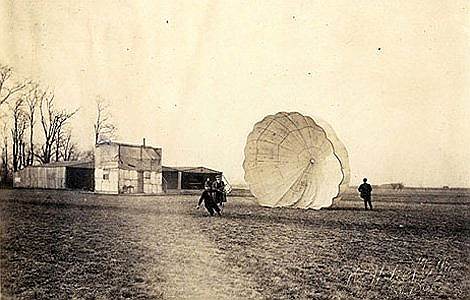 1912 год. В Сент-Луисе (США) Альберт Берри совершил первый прыжок с парашютом из летящего самолета (высота 460 м)