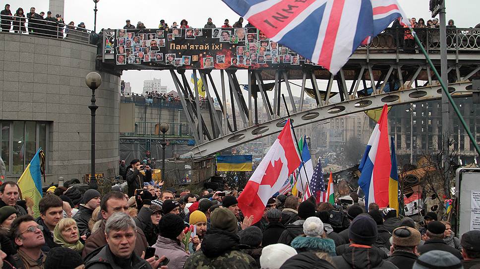 Иностранные граждане пришли выразить свою поддержку украинцам возле баррикады на Институтской улице в Киеве
