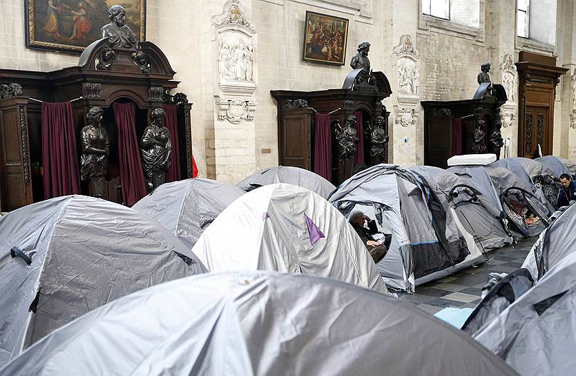 Мужчины и женщины с детьми ночуют в разных палатках