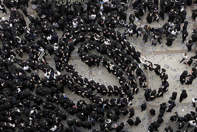 Ультраортодоксы во время массовой молитвы в Иерусалиме, организованной в знак протеста против решения правительства отменить военные льготы для студентов иешив