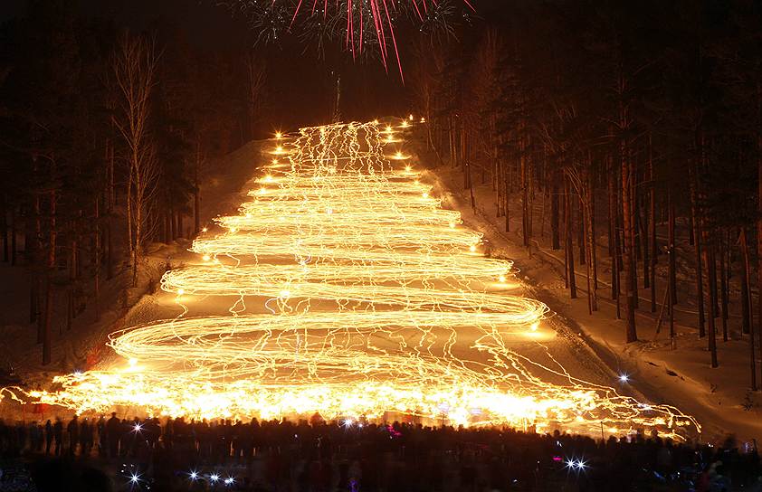 Спуск сотен лыжников с факелами в Железногорске, Красноярский край