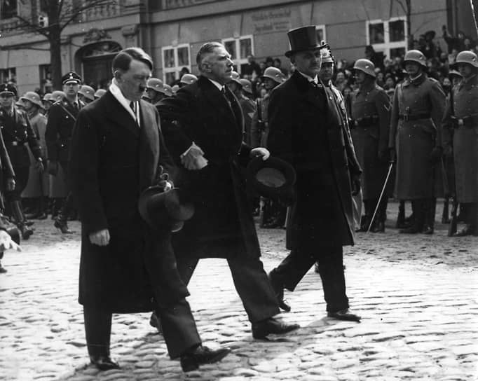 1933 год. В Потсдаме лидер нацистов Адольф Гитлер провозгласил образование Третьего рейха
