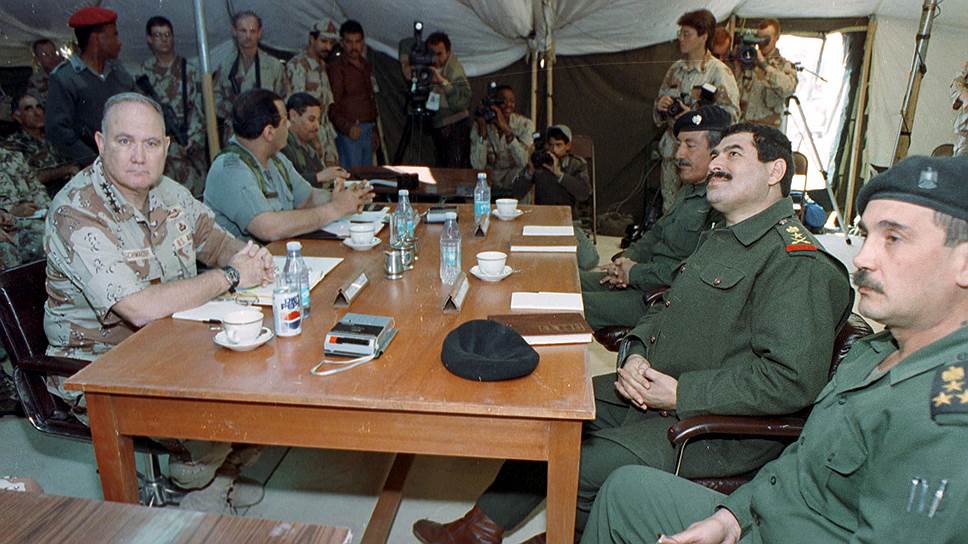 1991 год. Норман Шварцкопф и Халед бин Султан на захваченной иракской авиабазе Сафван подписали с представителями иракской стороны соглашение о прекращении огня 