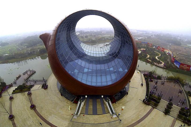 Строящееся здание в форме заварочного чайника в Уси, провинция Китая Цзянсу