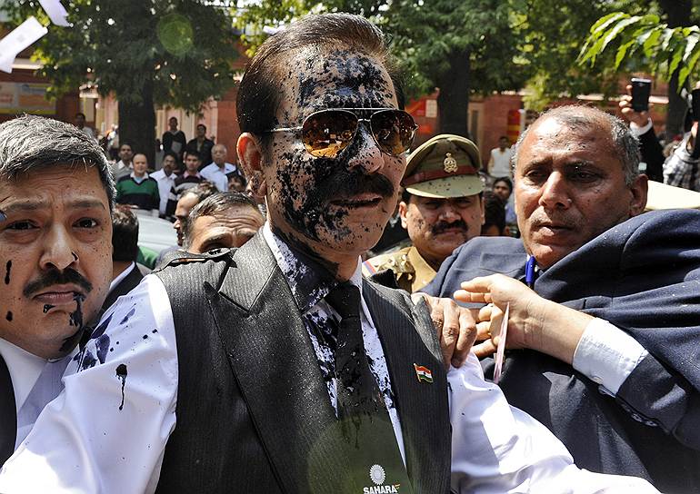 Глава индийского конгломерата «Сахара» Субрата Рой, облитый чернилами возле здания Верховного суда в Нью-Дели 