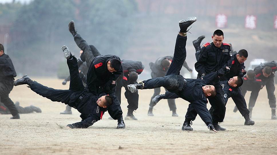 Сотрудники китайской военизированной полиции во время учений в Дэяне, провинция Сычуань