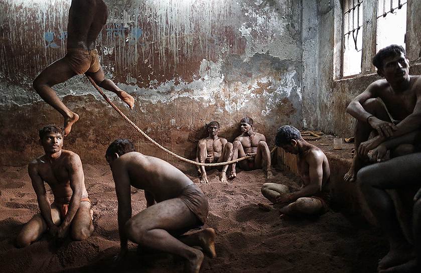 Индийские борцы кушти (борьба в грязи) в тренировочном центре в Мумбаи