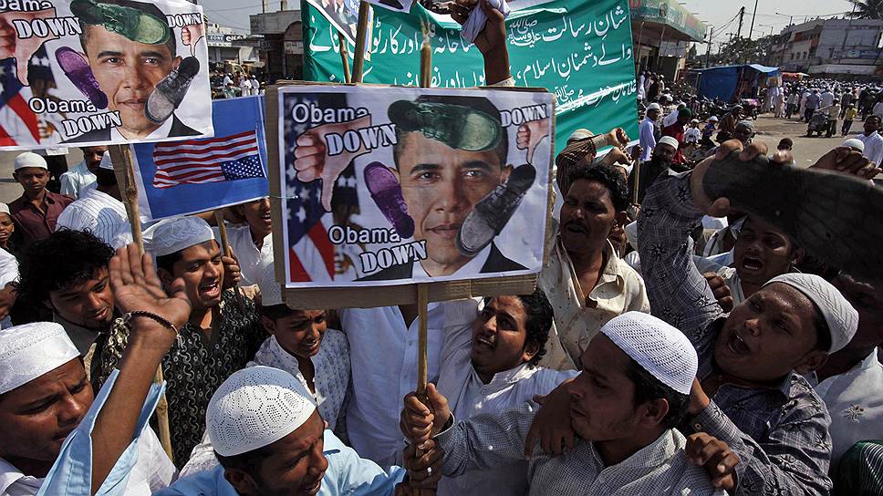 11 декабря 2012 года на сервисе Youtube появился трейлер фильма «Невинность мусульман», который вызвал протесты среди исламского населения, возмущенного образом пророка Мухаммеда в фильме (он изображался гомосексуалистом и слабоумным). Протесты мусульман привели к нападениям на дипломатические миссии США в Каире, Египте, Сане, Ченнаи, Бенгази, Тунисе. В Ливии погиб посол США Кристофер Стивенс, всего в ходе протестов погибло 50 человек