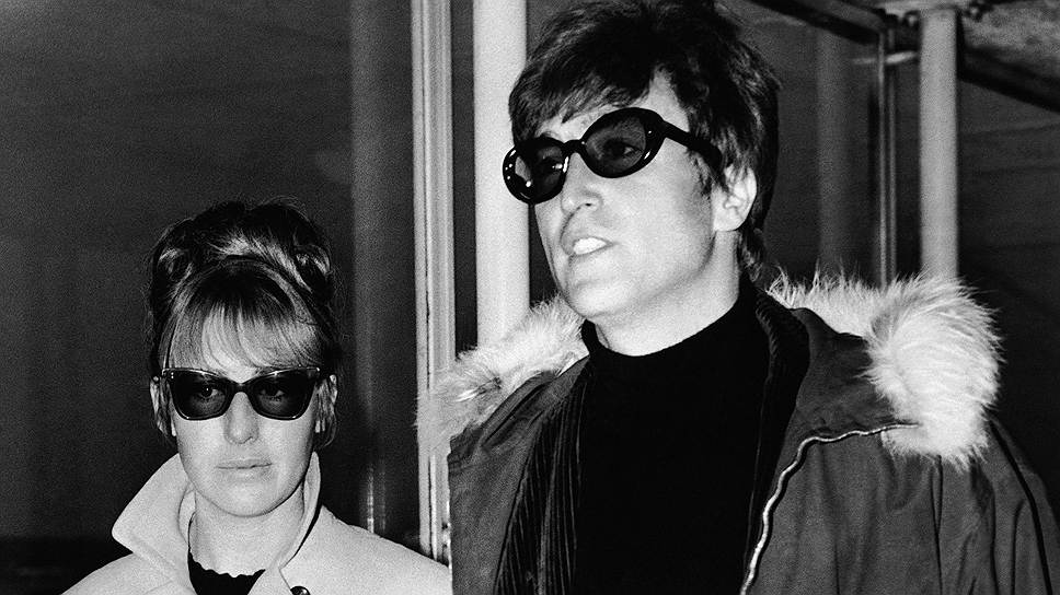 В марте 1966 года музыкант Джон Леннон в интервью лондонской Evening Standard заявил, что The Beatles более популярны, чем Иисус. Через пять месяцев американский журнал «Datebook» поместил эту фразу на обложку, после чего в США начался скандал: на юге страны публично сжигали пластинки Beatles, была прекращена ротация группы на радиостанциях, религиозные активисты угрожали Леннону расправой
&lt;br>На фото Джон Леннон с супругой Синтией