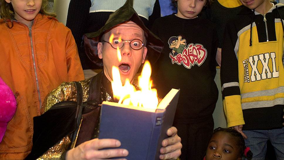 В 2001 году после выхода первой книги из серии «Гарри Поттер» в Америке были зафиксированы случаи сожжения книги, которую религиозные общины называли оккультной. В 2003 году последовали новые сожжения: американские пасторы снова настаивали на оккультной основе книги
