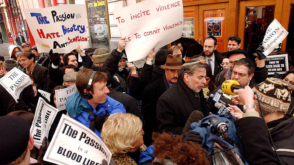 В 2004 году еврейские общины выступили с протестами против выхода фильма «Страсти Христовы», заявляя, что картина очерняет евреев. Напротив здания News Corp. в Нью-Йорке прошли митинги — верующие призывали компанию не заниматься дистрибуцией фильма