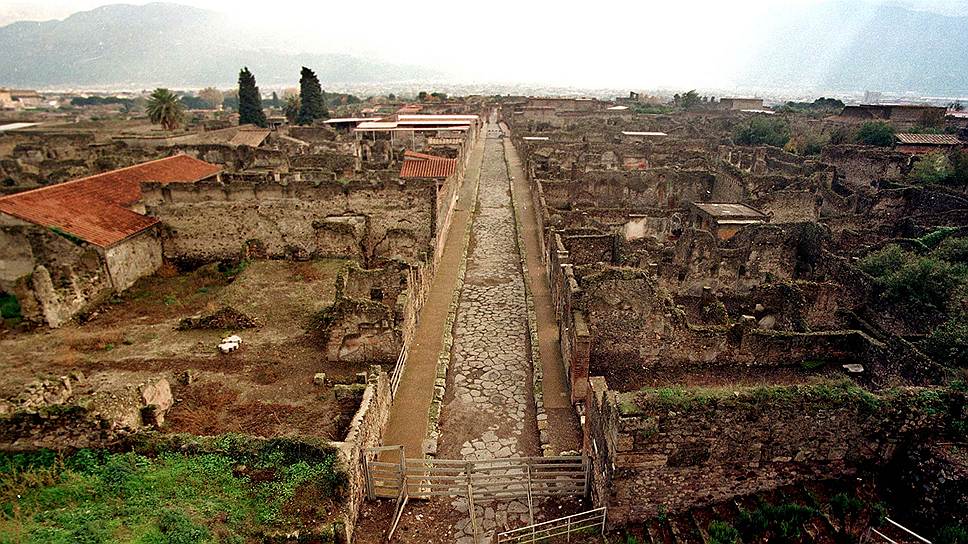 Помпеи — древнеримский город недалеко от Неаполя, в регионе Кампания. В 79 году в результате извержения вулкана Везувий город был погребен под слоем пепла. Сегодня является одним из крупнейших музеев под открытым небом, внесенный в список Всемирного наследия ЮНЕСКО
