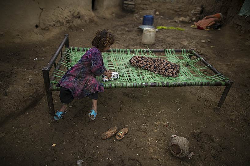 Афганская девочка в трущобах Исламабада