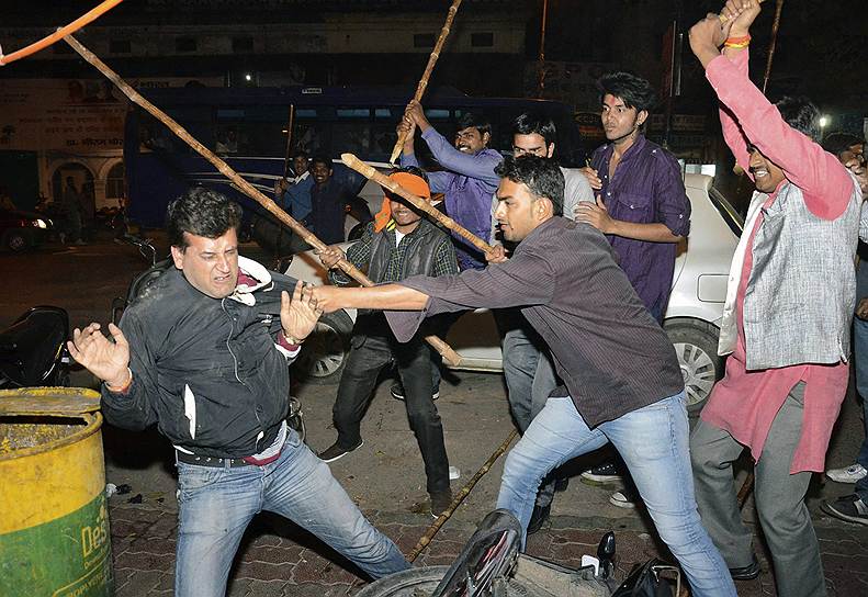 Столкновение сторонников индийских партий AAP и BJP в Лакхнау