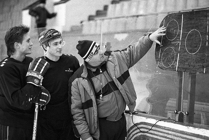 Владимир Васильев возглавлял Олимпийскую сборную СССР в 1988 году и оставался на этом посту до 1991 года. Спустя четыре года он стал главным тренером сборной России  (до 1996 года)

