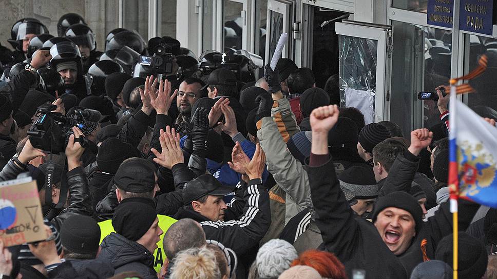 Участники пророссийского митинга во время штурма здания Донецкого областного совета
