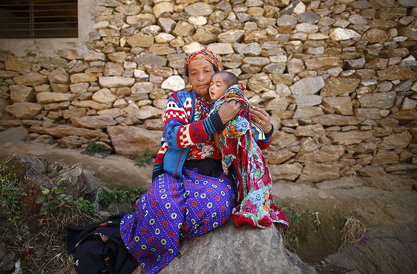 Непальская женщина со своим сыном, имеющим плохое зрения от рождения, после бесплатного медосмотра, организованного Amnesty International в Нувакоте