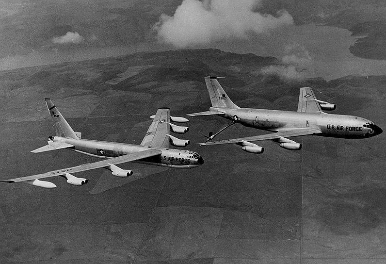 Два самолета ВВС США Boeing B-52D-70-BO  и Boeing KC-135A-BN пропали над территорией Бермудского треугольника 28 августа 1963 года. Места их аварии были найдены, но на расстоянии 260 км от друга