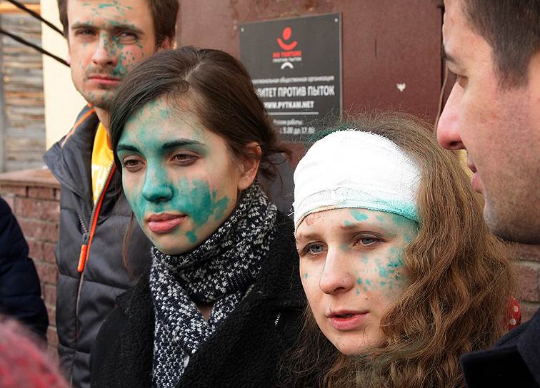 Участницы панк-группы Pussy Riot Надежда Толоконникова и Мария Алехина после нападения неизвестных у здания вокзала в Нижнем Новгороде