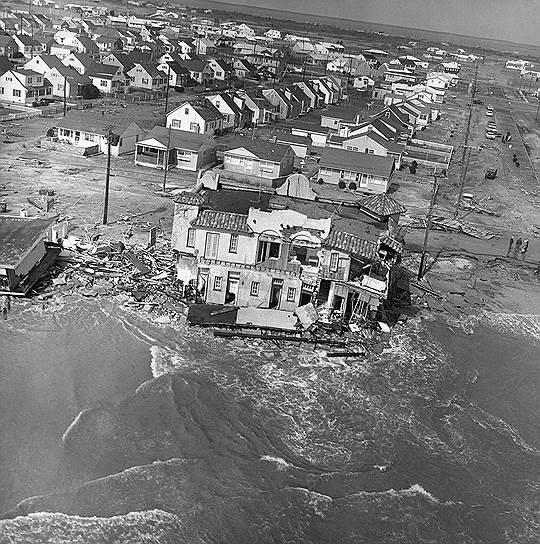 1962 год. На Атлантическом побережье США разразился шторм. Он затронул шесть штатов, в результате погибли по меньшей мере 40 человек, более 1000 получили ранения