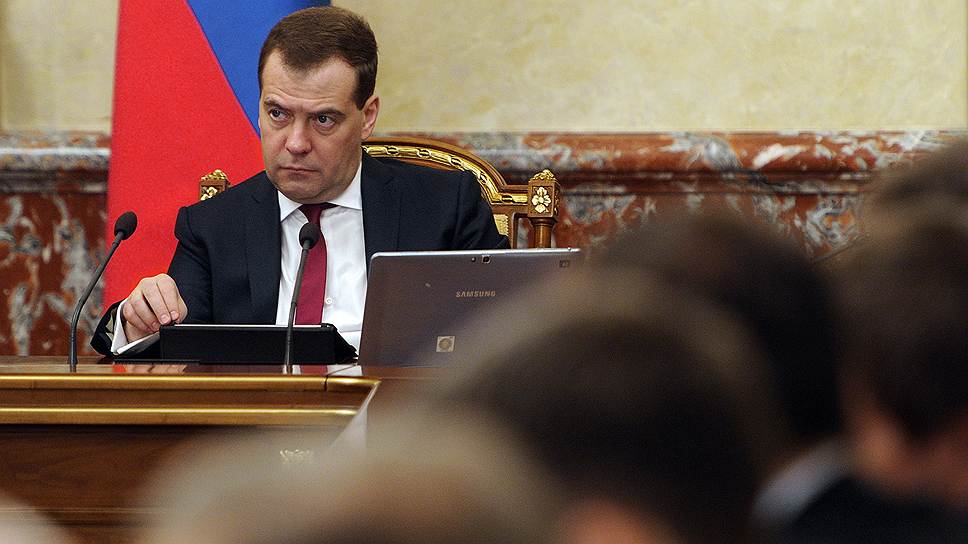 Премьер Дмитрий Медведев распорядился приступить к строительству моста через Керченский пролив