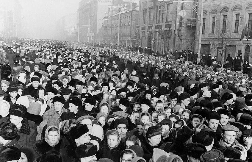 1953 год. В Москве на похоронах И. В. Сталина в результате давки погибли сотни людей, которые пришли проститься с «вождем народов»
