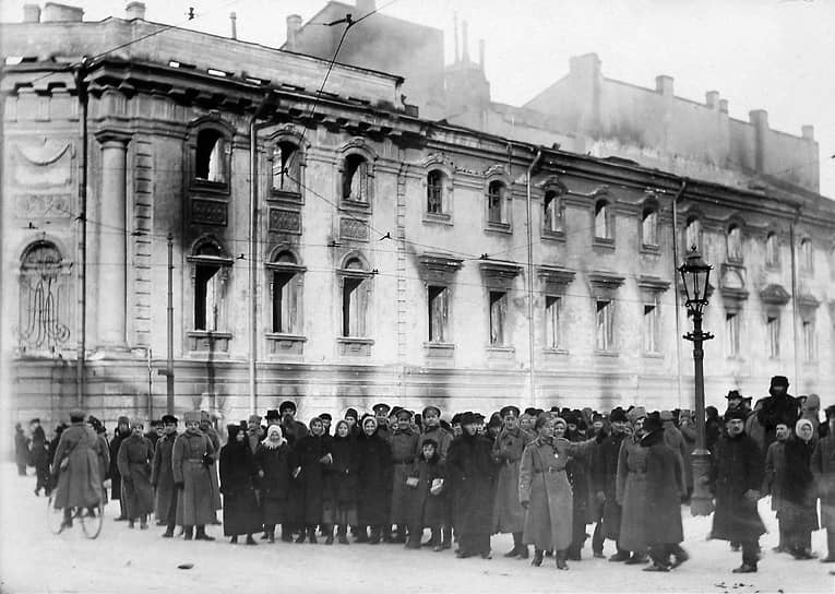 1917 год. В российском Петрограде прошли женские демонстрации суфражисток с лозунгами «Хлеба и мира!», на следующий день к забастовке подключились рабочие Путиловского завода, начались стычки с полицией. Началась Февральская революция