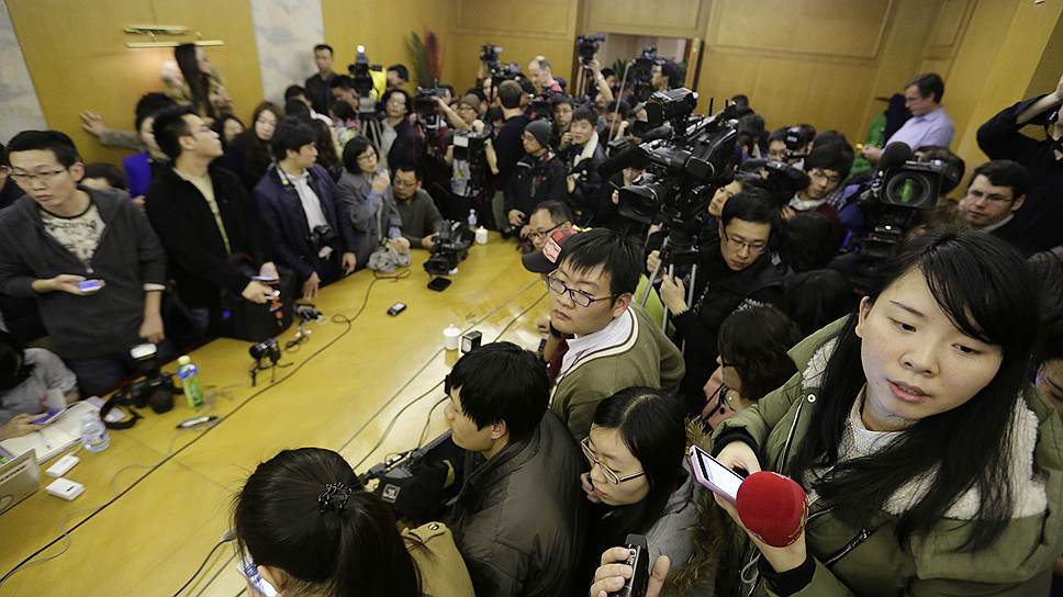 Журналисты на пресс-конференции в Пекине, посвященной пропаже малазийского самолета