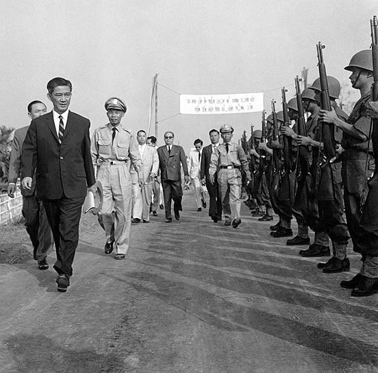 Нго Динь Ню (на фото), брат и ближайший советник президента Южного Вьетнама Нго Динь Дьема, осматривает правительственные войска 