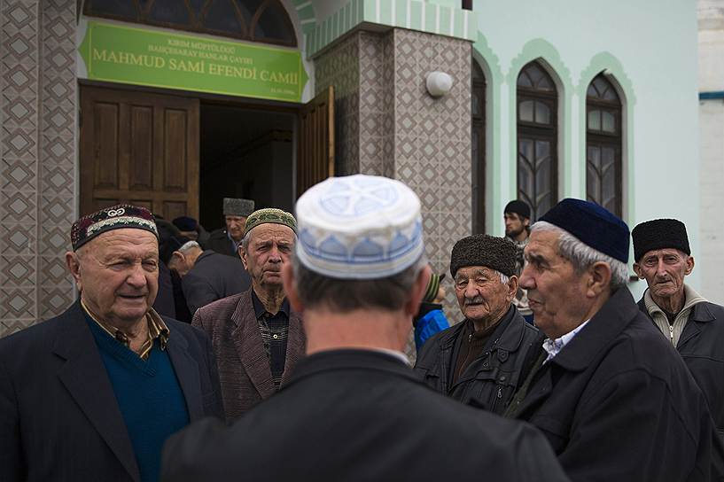 Крымские татары — коренной народ Крыма, расселившийся там в XIII—XVII веках. Всего на территории Украины проживают около 260 тыс. крымских татар, большинство из них — в Крыму, что составляет около 15% населения автономии