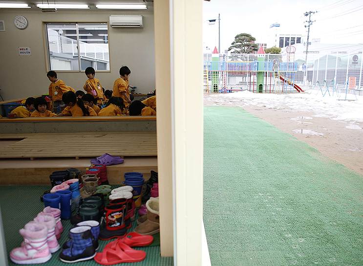 Возвращаясь с короткой уличной прогулки, дети в Фукусиме обязаны сменить одежду