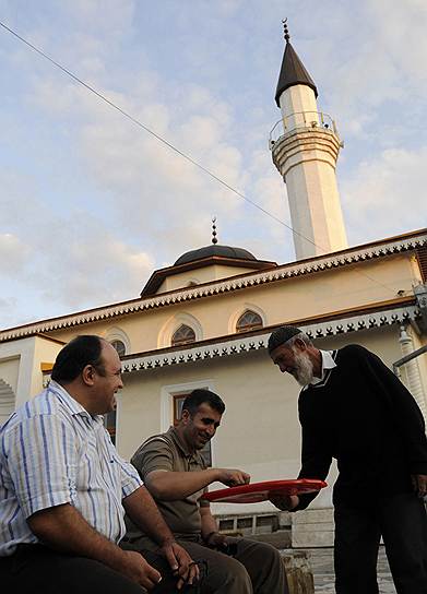 Сейчас в местах жительства крымских татар строятся мечети (подавляющее большинство крымских татар — мусульмане-сунниты), в школах преподают как татарский, так и русский язык. В последние годы претензий к крымским властям в национальном вопросе у крымских татар не было