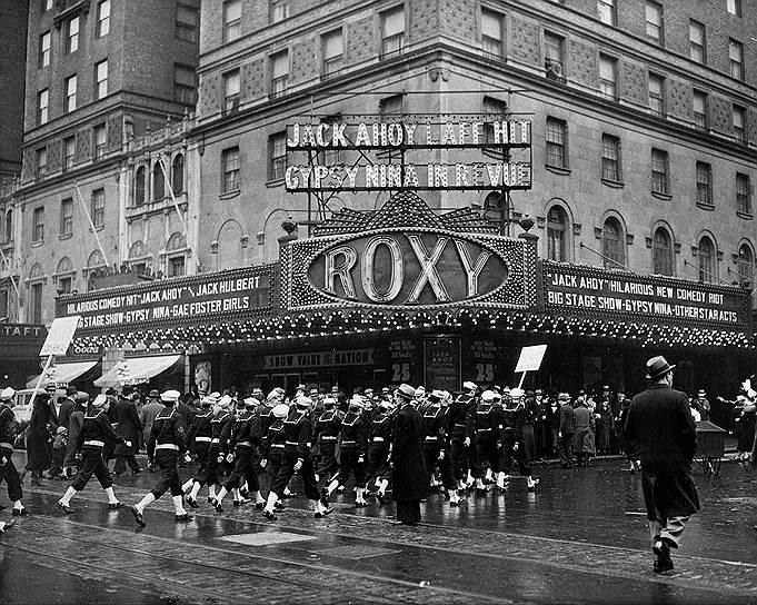 1927 год. В Нью-Йорке композитор Сэмуел Рокси Ротафел открыл Roxy Theatre