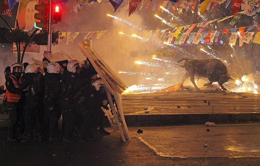 Взрыв фейерверка, запущенного протестующими в сотрудников полиции в Стамбуле