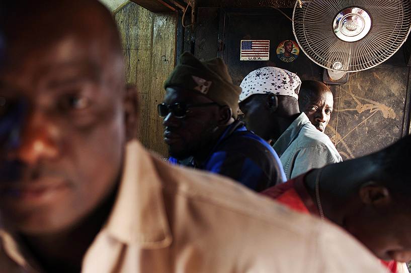 Мужчины у стойки бара в одном из кафе в Бамако, столице Мали