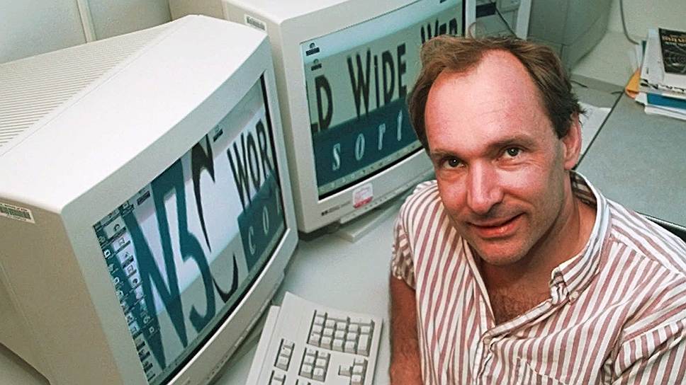 1989 год. Была изобретена Всемирная паутина (World Wide Web, WWW), более известная как Интернет. Изобретателем Интернета считается английский ученый Тим Бернерс-Ли (на фото) и его коллеги, работавшие в Европейском совете по ядерным исследованиям (CERN)