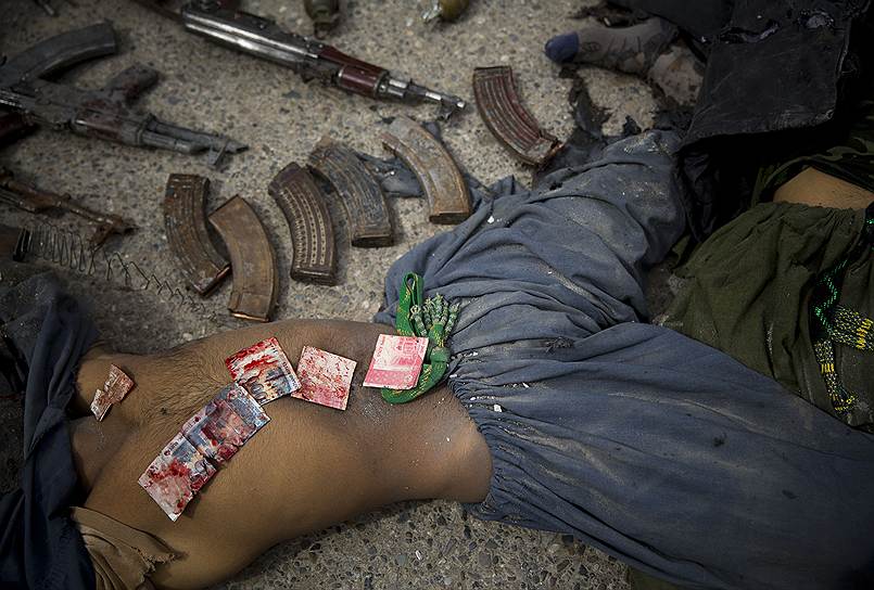 Пакистанские банкноты, найденные полицией Кандагара в карманах одного из террористов-смертников после атаки на бывшую штаб-квартиру разведывательного управления Афганистана