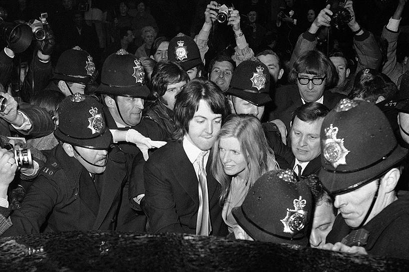 1969 год. Участник The Beatles Пол Маккартни женился на Линде Истман. В тот же год Джордж и Патти Харрисон были задержаны за хранение наркотиков
