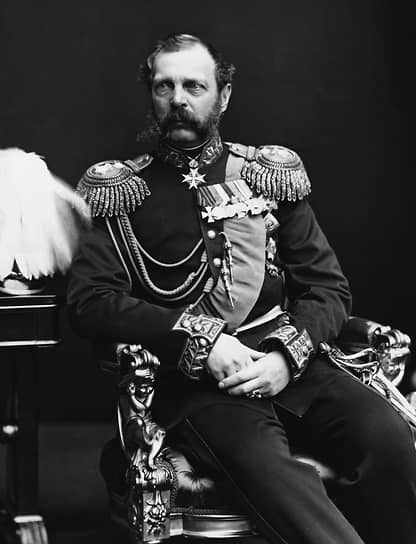 1881 год. Александр II был смертельно ранен на набережной Екатерининского канала в Петербурге бомбой, брошенной народовольцем Игнатием Гриневицким